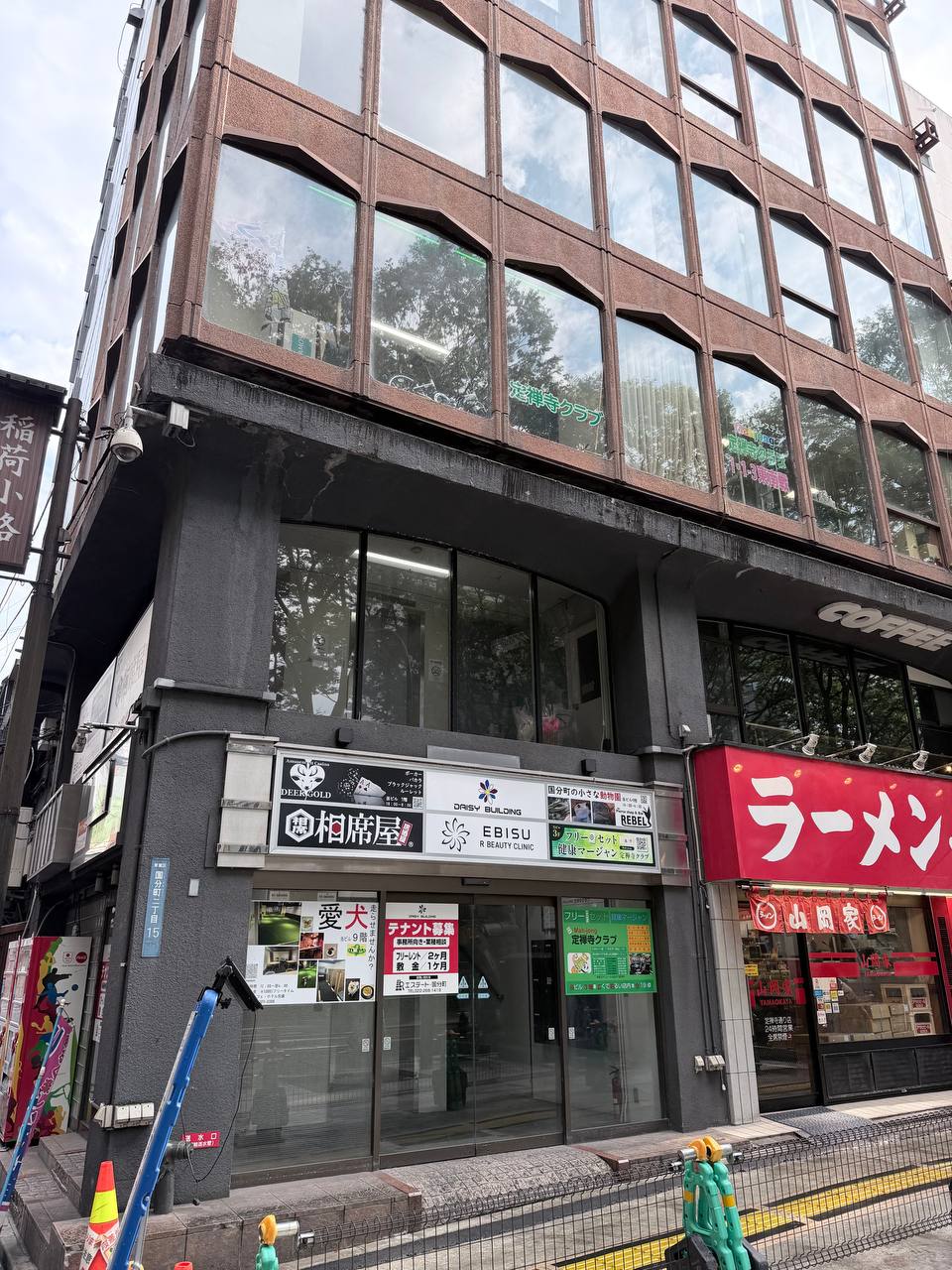 ビル入口。1階はラーメン山岡家