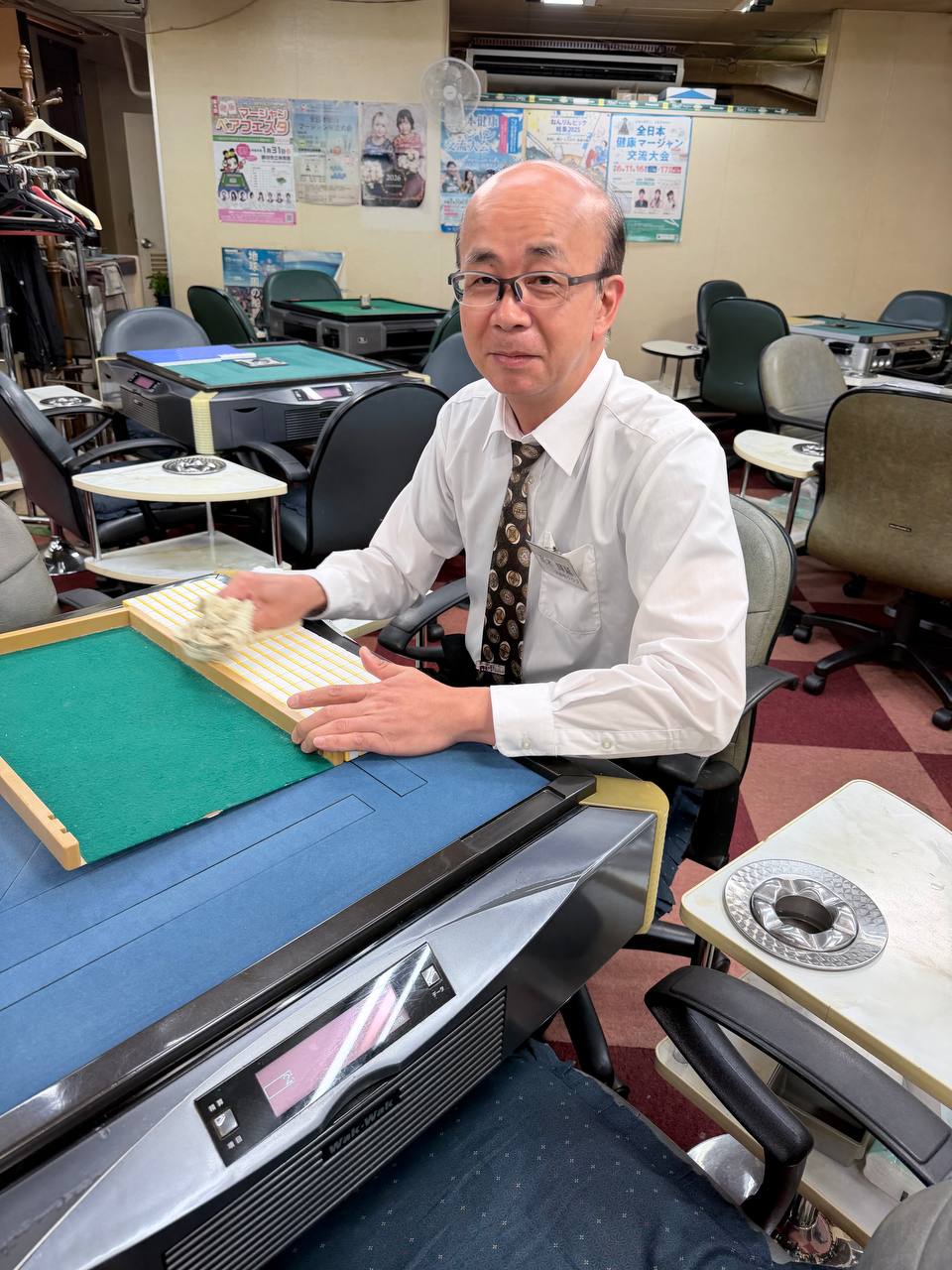 牌を拭いているスタッフ
