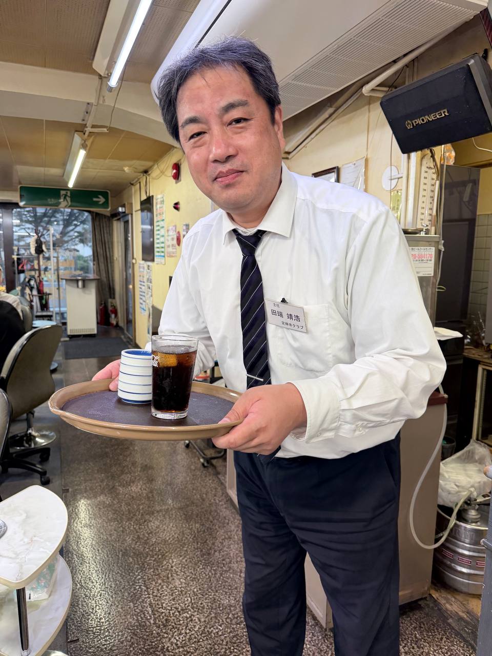 ドリンクを運ぶスタッフ
